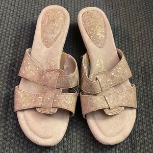 NWOT Soft Style Beige Sandals with Small Heel